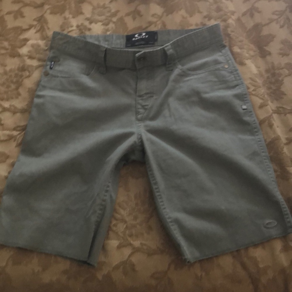Oakley flat front shorts. Grey/green.